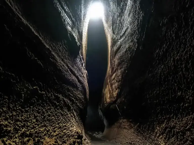 埃特纳山上的Grotta di Serracozzo，一个可在游览中参观的熔岩隧道