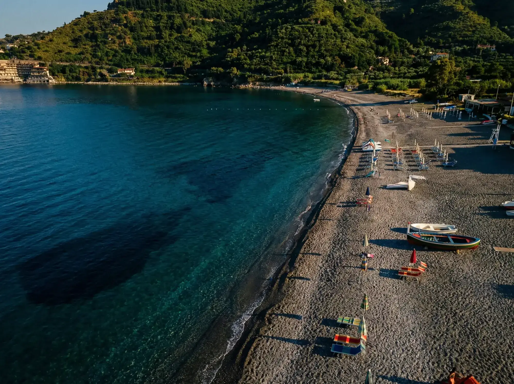 Zdjęcie z drona plaży Mazzeo w Taorminie