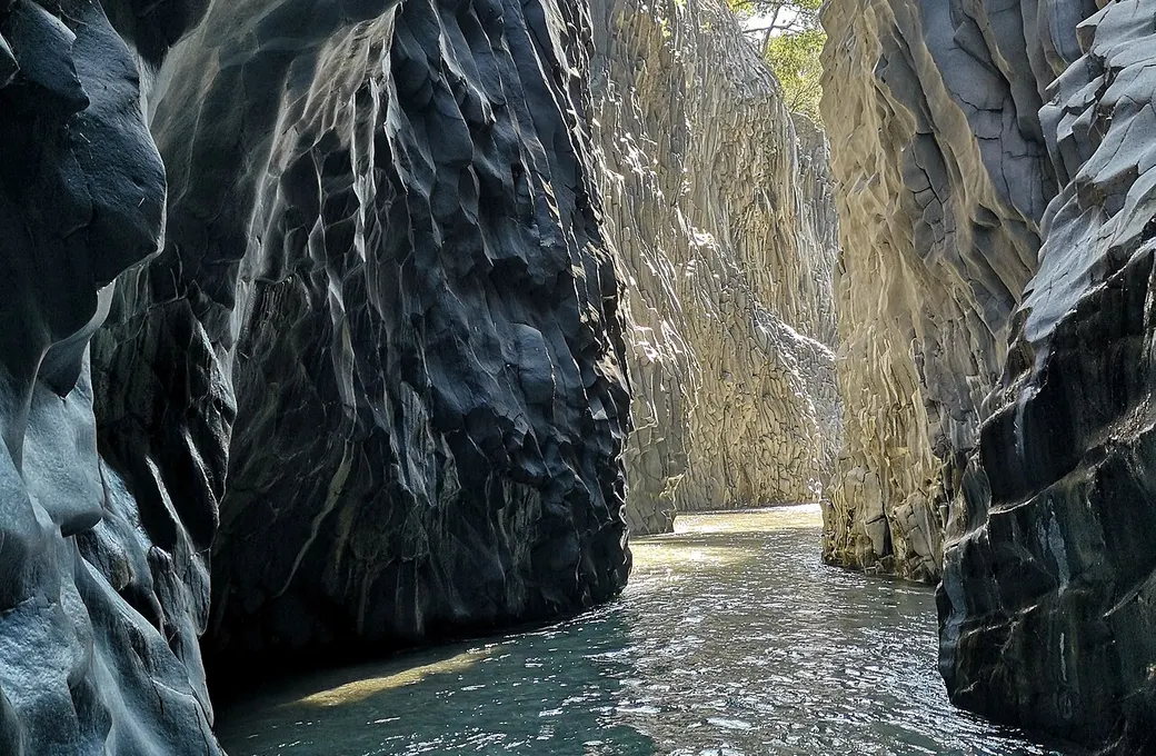 Sjezd na těle (body-rafting)