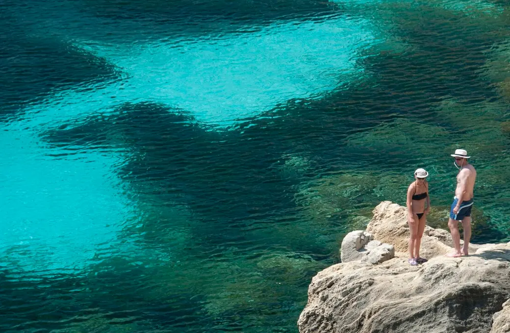 10:40 · Cala Azzurra, Bue Marino a Cala Rossa