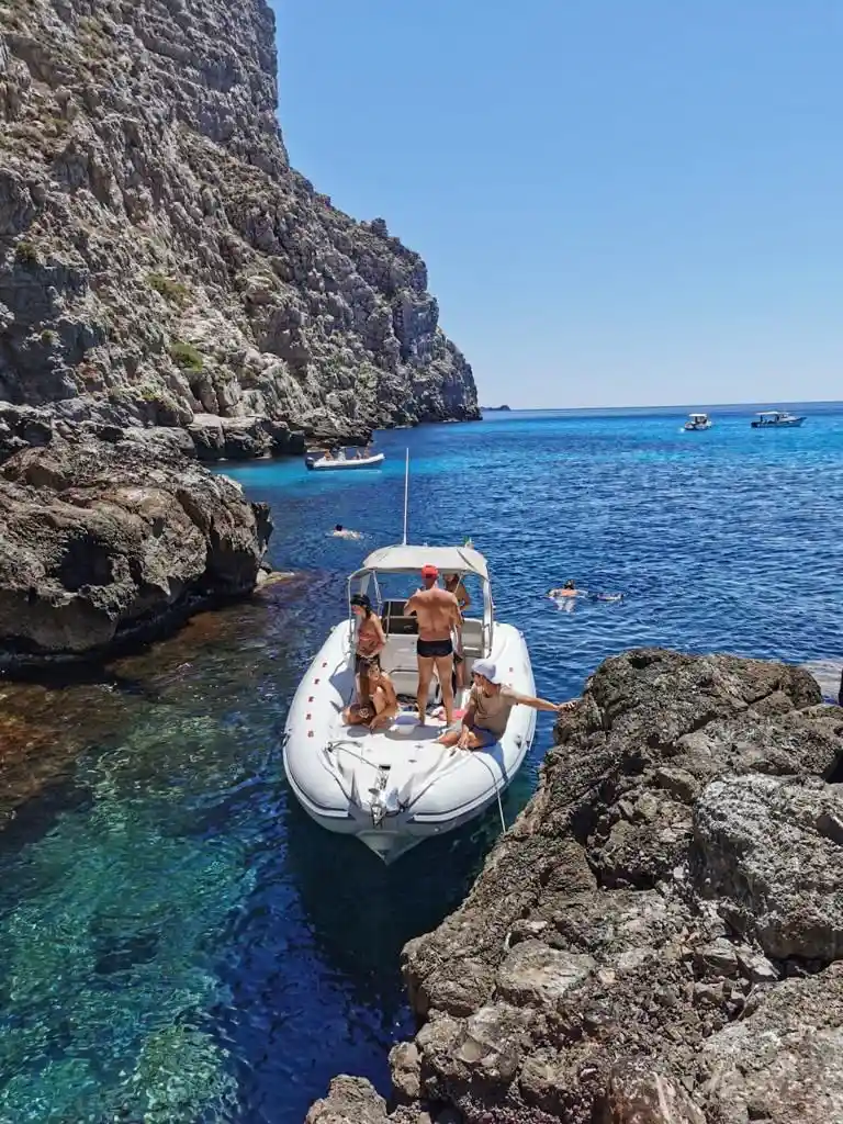 Dinghy prozkoumávající ostrovní útesy