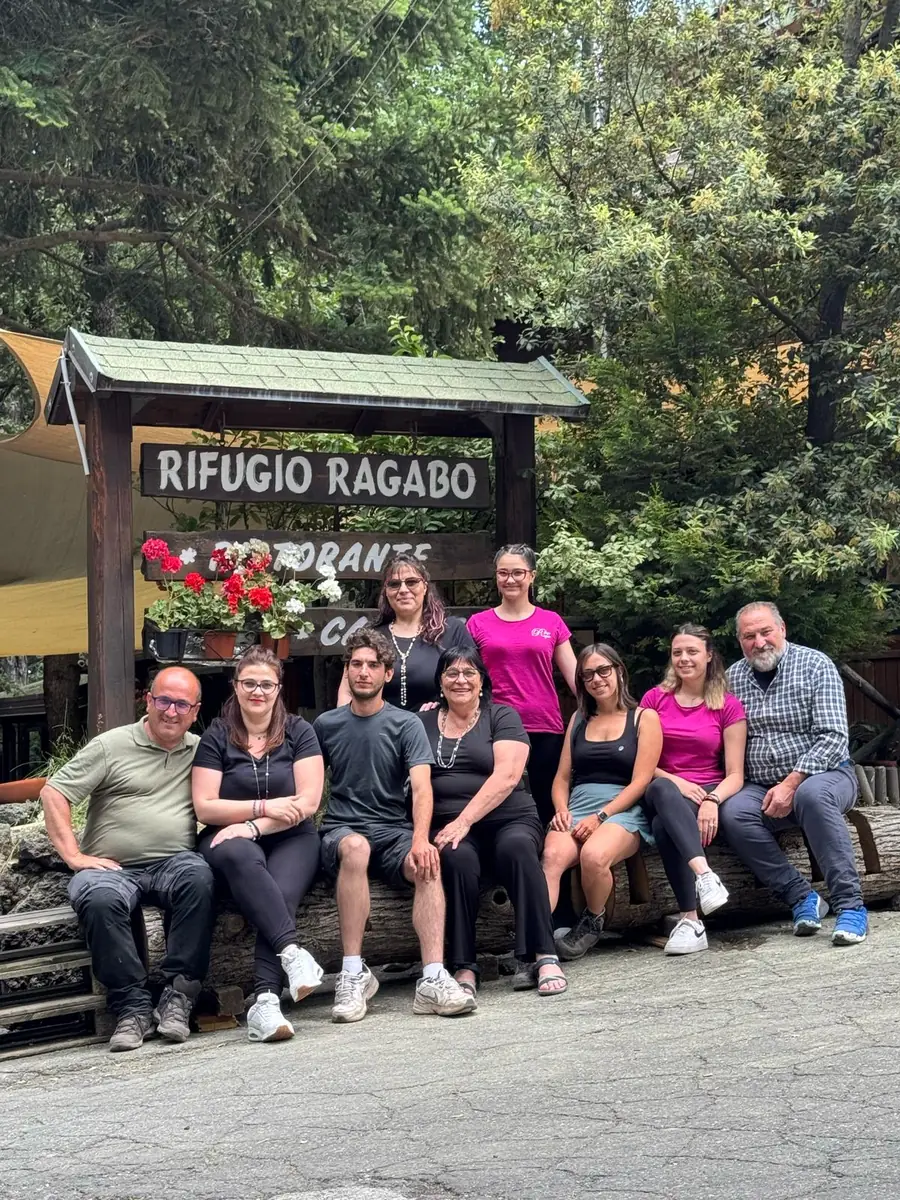 Almuerzo típico siciliano en el refugio de montaña durante la excursión al Etna