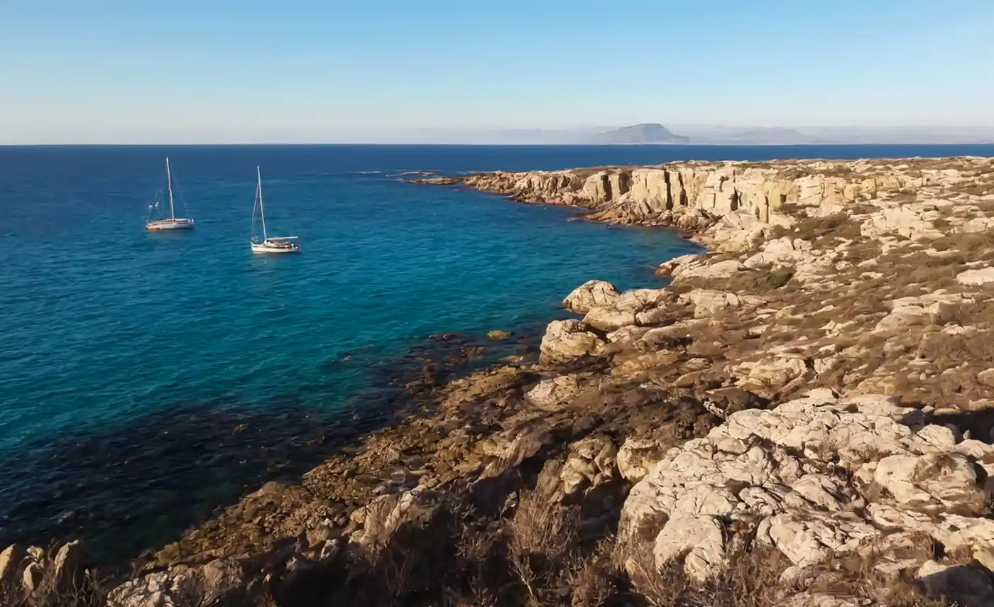 Kust van Cala Rossa op Favignana