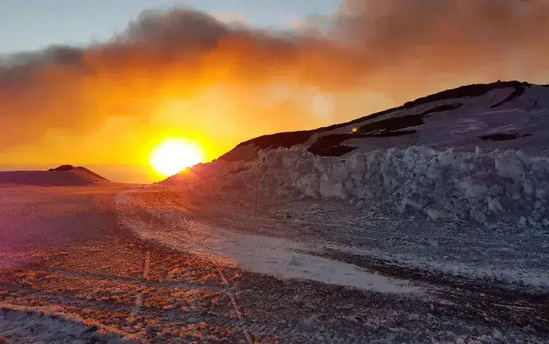 Trektocht naar de kraters van 2002 bij zonsondergang