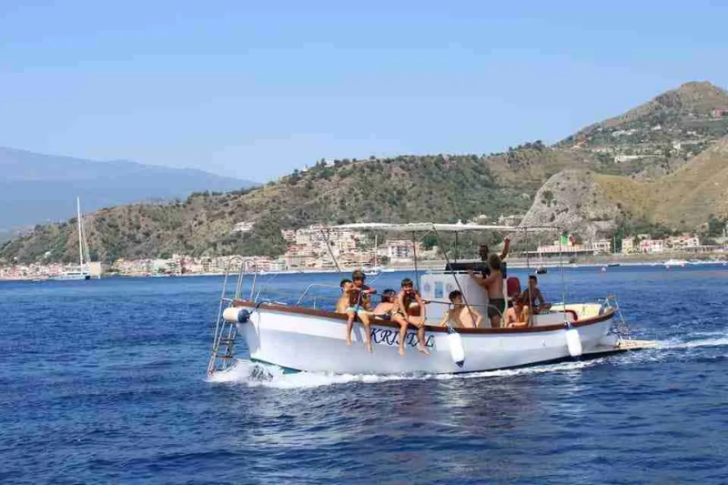 tour-in-barca-a-taormina-e-isola-bella-kristal-barca